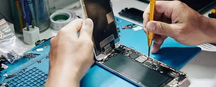 Reparación de móvil con herramientas de precisión