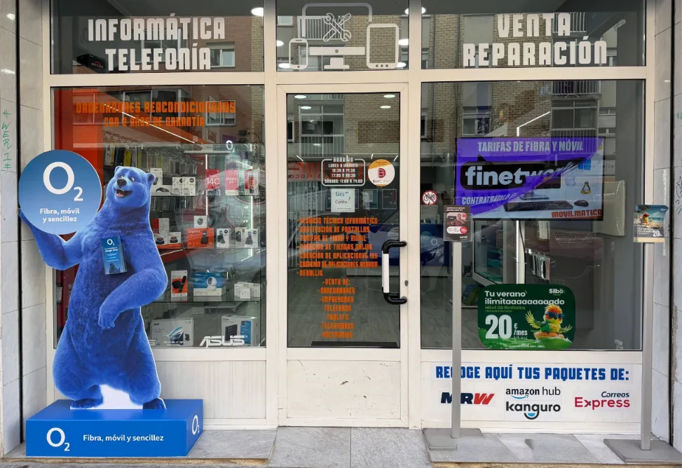 Escaparate de la tienda Movilmática, distribuidor autorizado O2 en Burgos