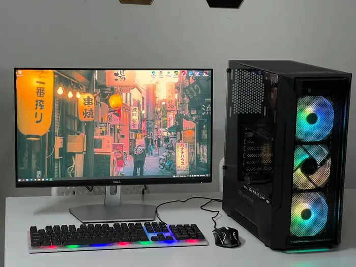 Ordenador sobremesa con torre RGB y monitor Dell